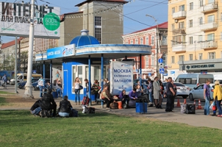 Зампред требует убрать "заказные автобусы" с Привокзальной площади