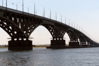 Спасатели не дали мужчине прыгнуть с моста через Волгу