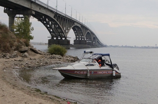 Водолазы нашли тело прыгнувшего с моста мужчины