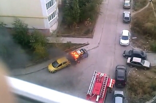 Во дворе дома на Тархова сгорела иномарка