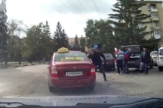Разгневанный пешеход с пивом напал на автомобиль такси
