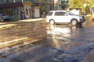 Потоки воды заливают дорогу у поликлиники