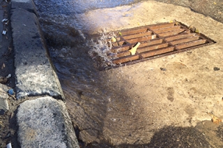 В центре Саратова горячая вода залила проезжую часть