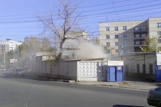 В центре Саратова горит здание СТО
