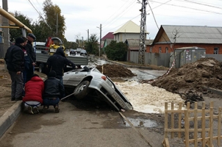 В Саратове автомобиль провалился в яму с водой