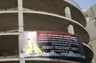 Парковку у ТЦ "Манеж" наводнили люди в спортивных костюмах