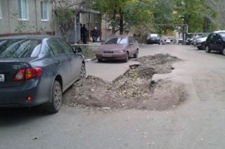 Саратовцы просят заделать яму во дворе дома