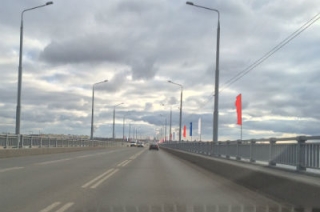 В честь праздника мост "Саратов-Энгельс" украсили флагами