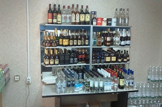 Полицейские нашли в офисе 200 бутылок контрафактного алкоголя