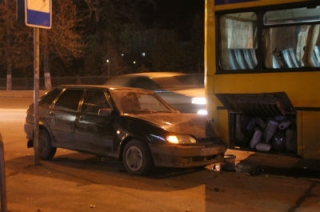 "Четырнадцатая" врезалась в автобус на остановке