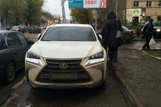 Жители Саратова просят эвакуировать "Lexus" от здания отдела СУ СКР