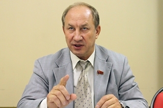 Валерий Рашкин предложил ввести мораторий на сокращение медработников