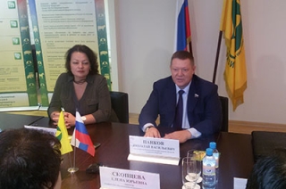 Депутат вручил учебным заведениям области сертификаты на сельхозтехнику