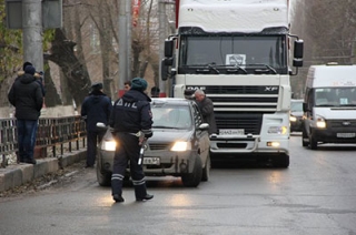 ГИБДД остановила колонну протестующих дальнобойщиков