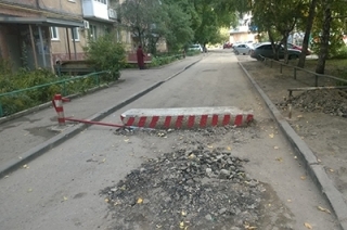 Проезд вдоль домов на улице Шехурдина перегородили шлагбаумом