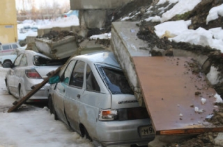 В Саратове рухнувшая подпорная стена раздавила восемь автомобилей