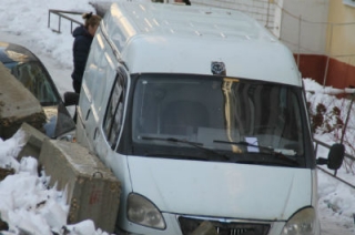 Из-под рухнувшей подпорной стены начали извлекать автомобили