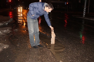 Водители планируют судиться с дорожниками из-за опасной ямы