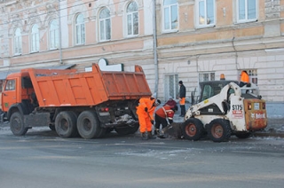 Более 150 человек задействованы на уборке снега в Саратове
