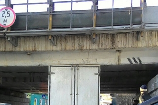 В Саратове "ГАЗель" застряла под железнодорожным мостом