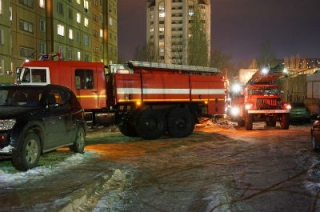Неизвестные бросили дымовую шашку в подъезде дома