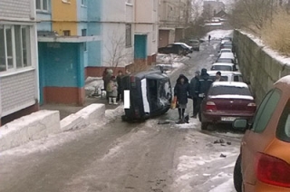 В Заводском районе "десятка" опрокинулась на бок