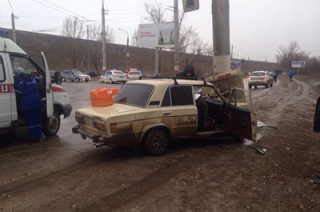 В Балакове водитель протаранил столб у шлюзового моста