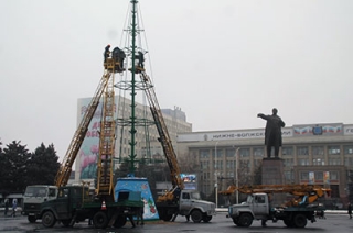 На Театральной площади устанавливают новогоднюю елку