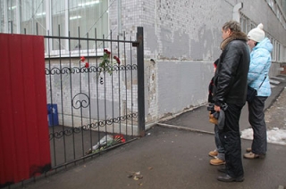 Горожане несут цветы к месту убийства Азамата Норманова
