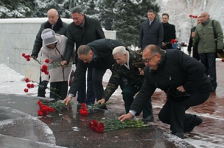 На Воскресенском кладбище возложили цветы к памятнику Воину-освободителю