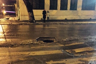 Саратовцы просят закрыть опасный люк на пешеходном переходе