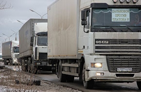Дальнобойщики устроили протестный автопробег по дорогам Энгельса