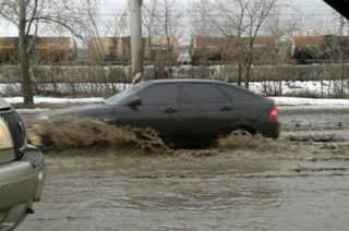 Потоки воды на Шехурдина заблокировали движение транспорта