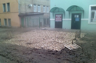 Рабочие засыпали опасный котлован после публикации на "Взгляде"