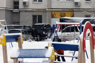 Во дворе дома в поселке Юбилейный дети играют рядом с пивной