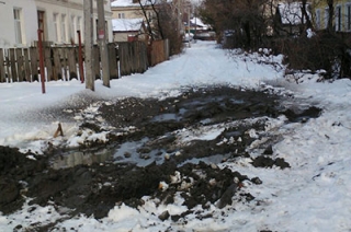 Жители Октябрьского района просят избавить их от "бездонного болота"