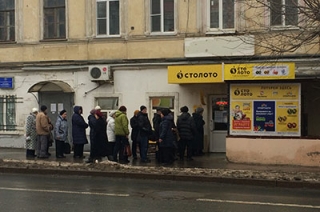 В пунктах продажи выстраиваются очереди за едиными проездными билетами