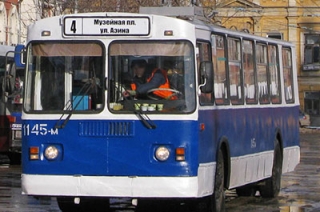 В резко затормозившем троллейбусе пострадала пенсионерка