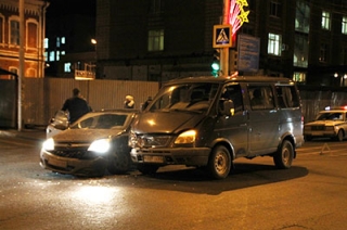 В центре Саратова столкнулись иномарка и микроавтобус с полицейскими