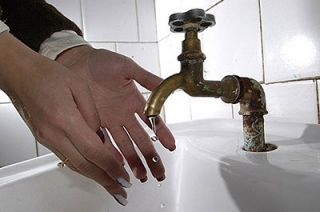 В Октябрьском районе аварийно отключили холодную воду
