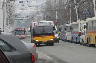 В резко стартовавшем автобусе пострадала пенсионерка