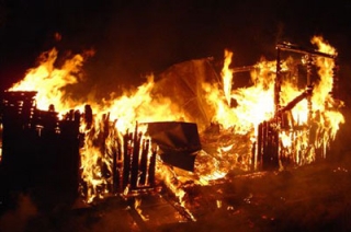 На пожаре погибли мужчина и полуторагодовалый ребенок