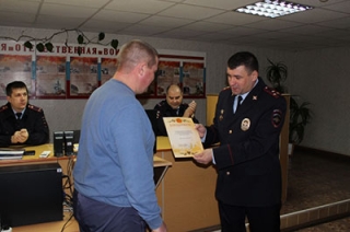 Полицейские наградили бизнесмена за поимку грабителя