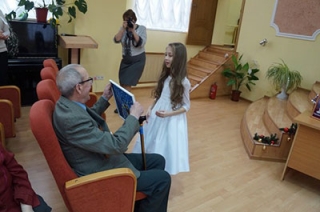 Школьники принесли новогодние поделки в дом престарелых