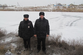 Полицейские спасли провалившегося под лед подростка