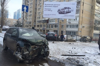 После ДТП с "Suzuki" "Subaru" снесла забор автостоянки на Астраханской