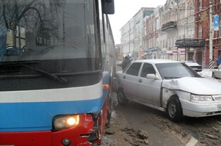 ДТП с участием автобуса парализовало движение на Московской