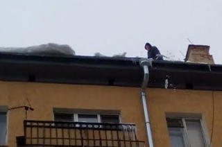 На проспекте Кирова продолжают чистить крыши от наледи