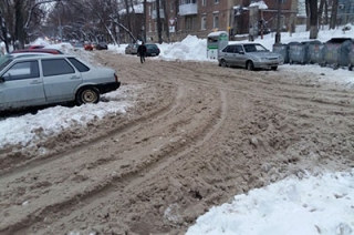 "Не дай себе завязнуть!". Саратовцы требуют освободить дома от снежного плена