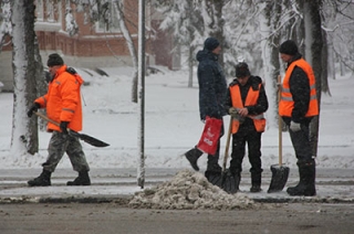 Администрация Саратова просит помощи в уборке снега и наледи